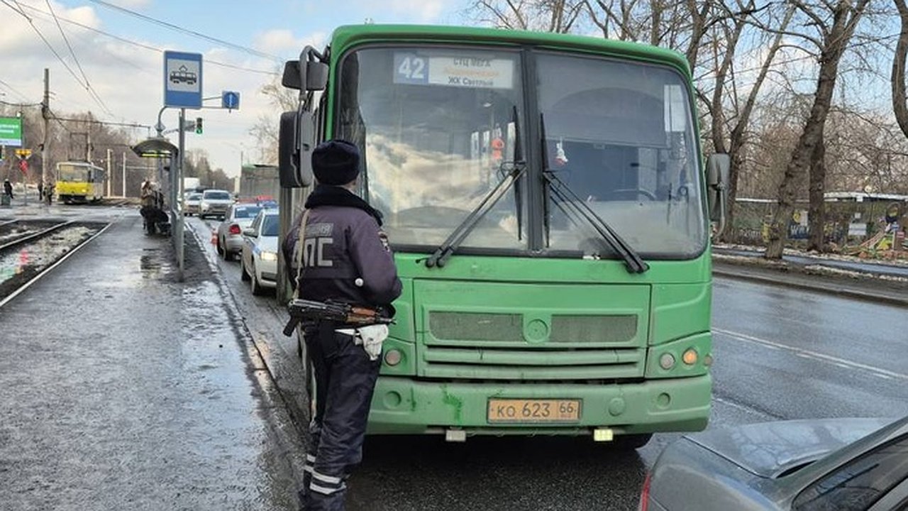 Главная картинка новости: В Екатеринбурге маршрутный автобус сбил пешехода на пешеходном переходе