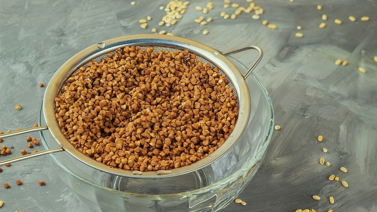 Главная картинка новости: Мусорное месиво в пакете: эксперты Роскачества назвали худшие марки гречки, которые не стоит брать даже по скидке