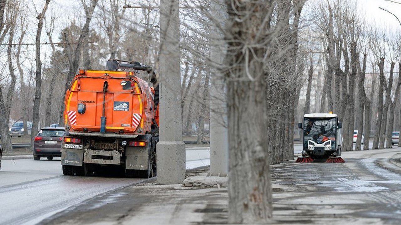 Главная картинка новости: Коммунальщики Екатеринбурга начали весеннюю уборку улиц