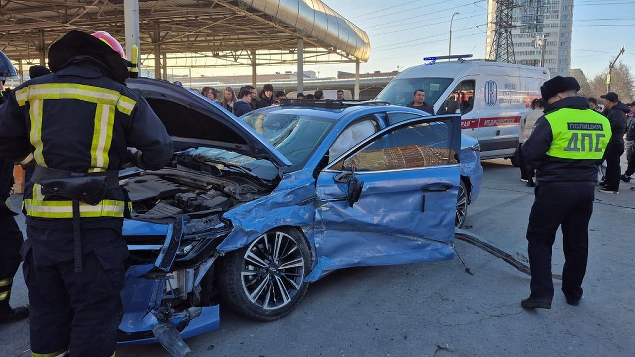 Главная картинка новости: В Екатеринбурге после ДТП автомобиль откинуло в толпу людей