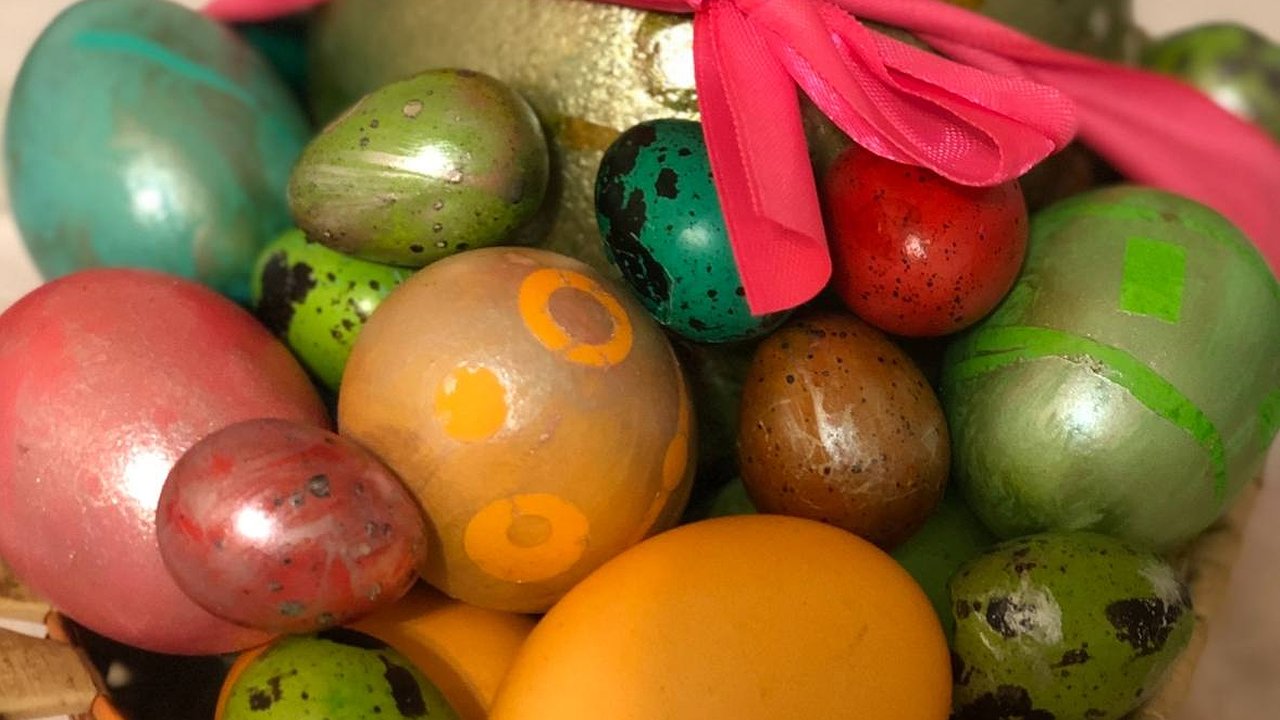 Главная картинка новости: Ярче, чем от луковой шелухи: такой овощ окрасит яйца в золотой — пасхальные яйца произведут фурор