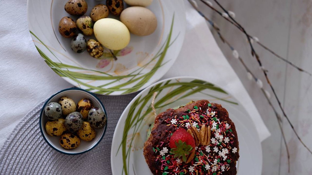 Главная картинка новости: Не луковая шелуха, но натурально: вот так красим яйца на Пасху — просто и со вкусом