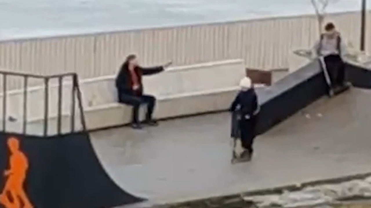 Главная картинка новости: В Екатеринбурге мужчина с пистолетом напугал детей во дворе многоэтажки