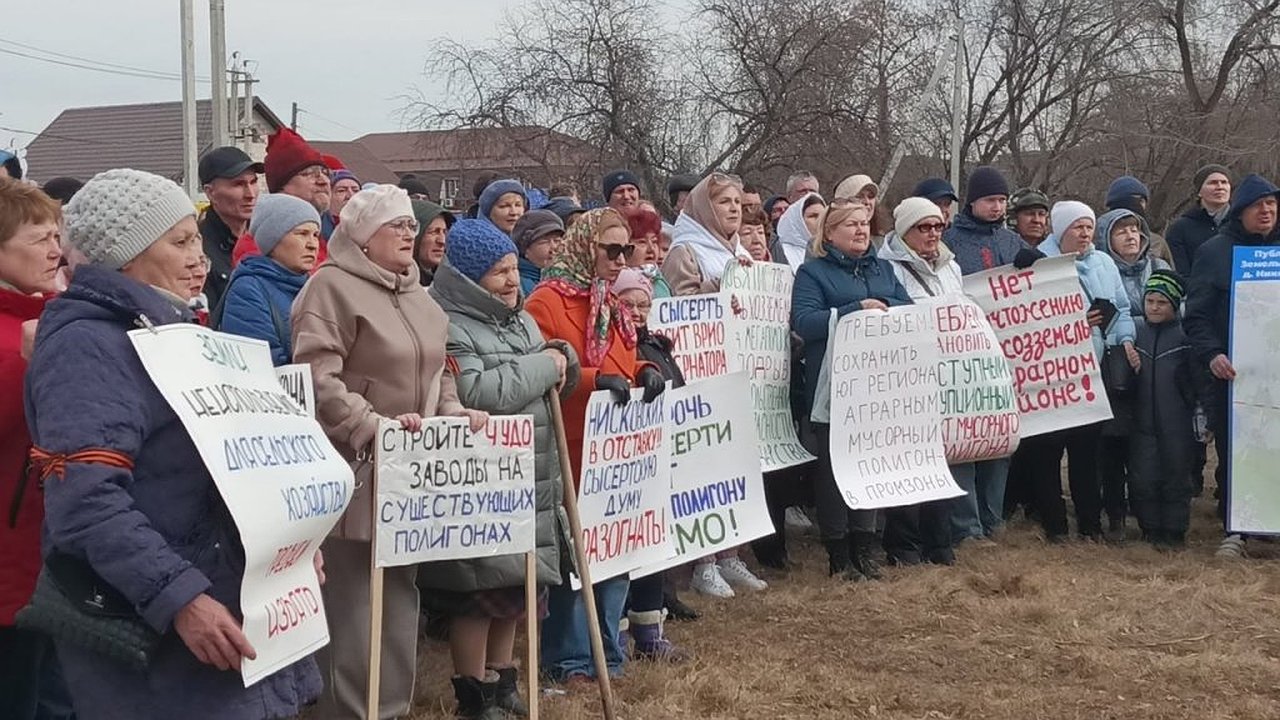 Главная картинка новости: Жители Сысертского района вышли на пикет против мусорного полигона