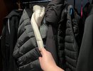Вы только испортите вещи: эксперты рассказали, почему нельзя вакуумировать зимние куртки