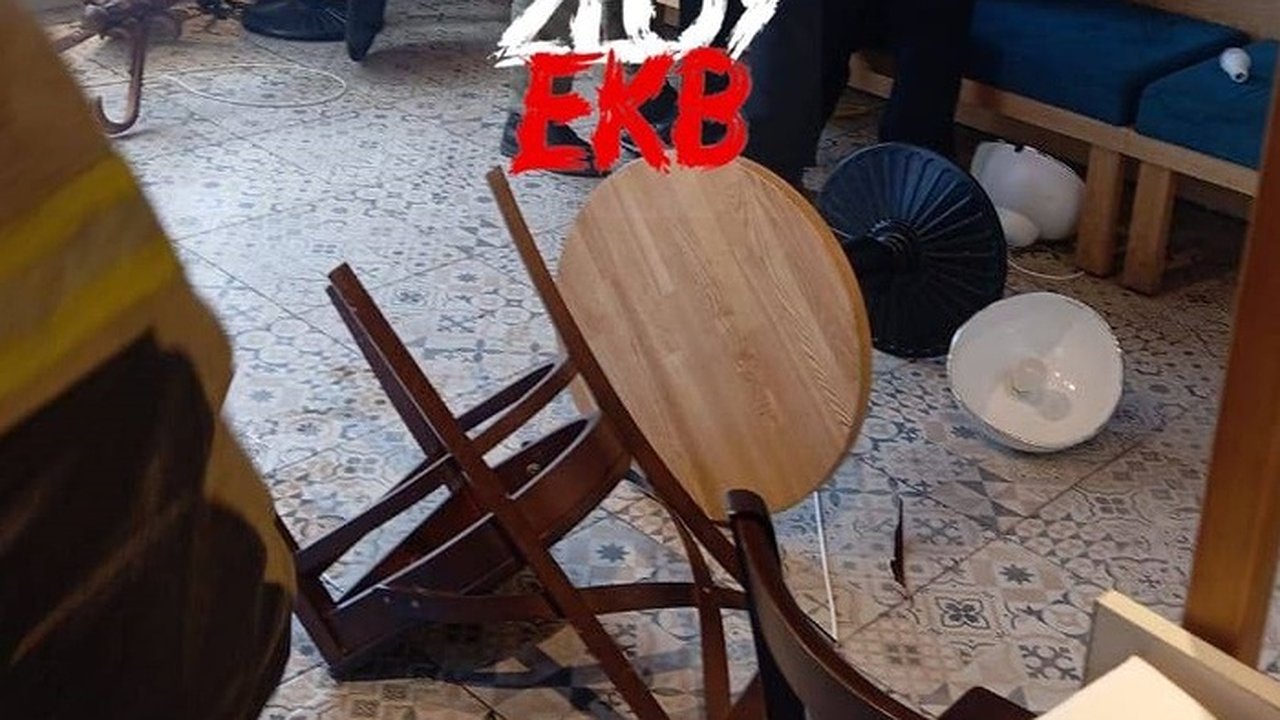 Главная картинка новости: В Екатеринбурге дебошир устроил поджог в кафе и раскидал стулья под воздействием солей