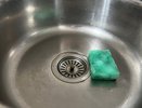 Губки для посуды забыла как страшный сон и перешла на эту вещицу - не воняет и моет даже лучше: есть у каждого