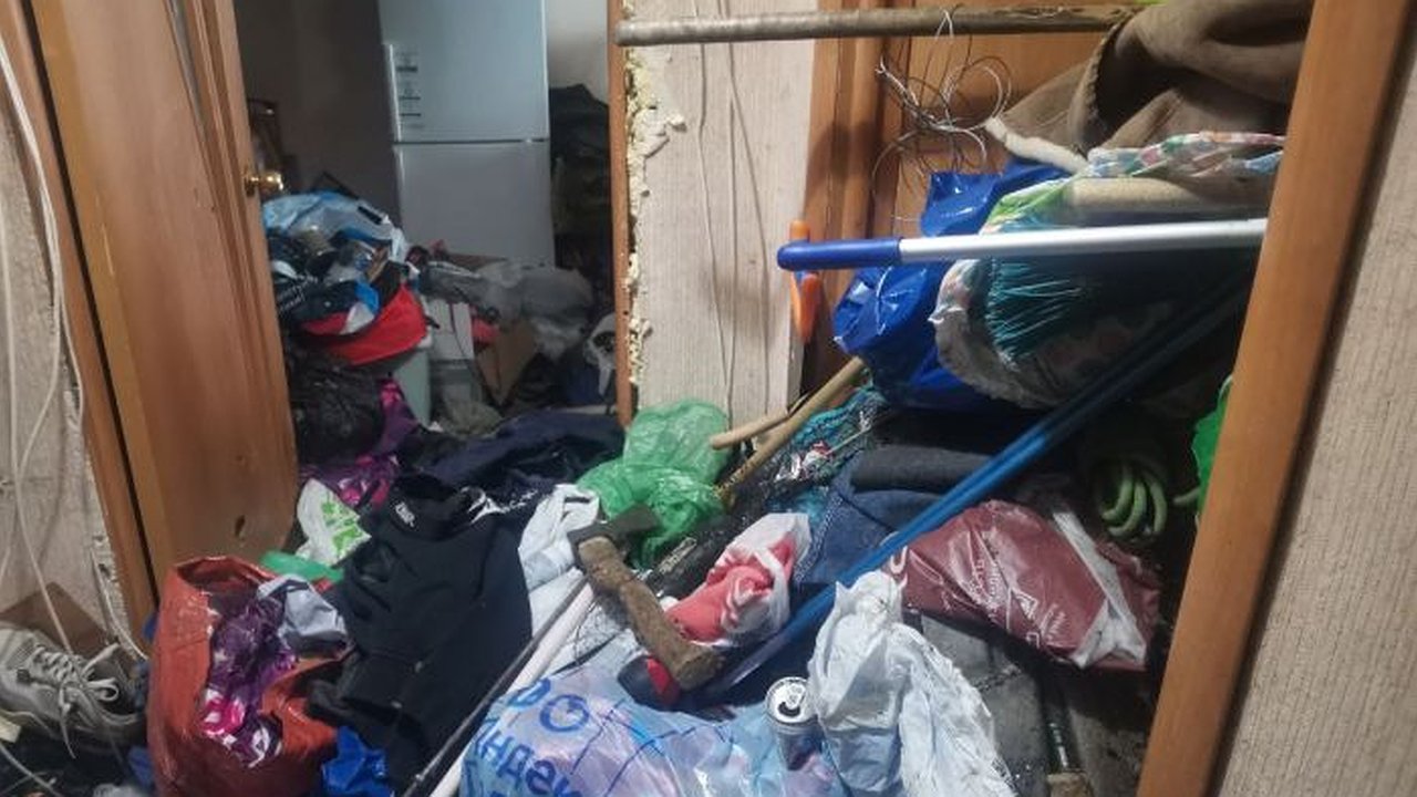 Главная картинка новости: Судебные приставы из квартиры Екатеринбурга вывезли десятки мешков с отходами