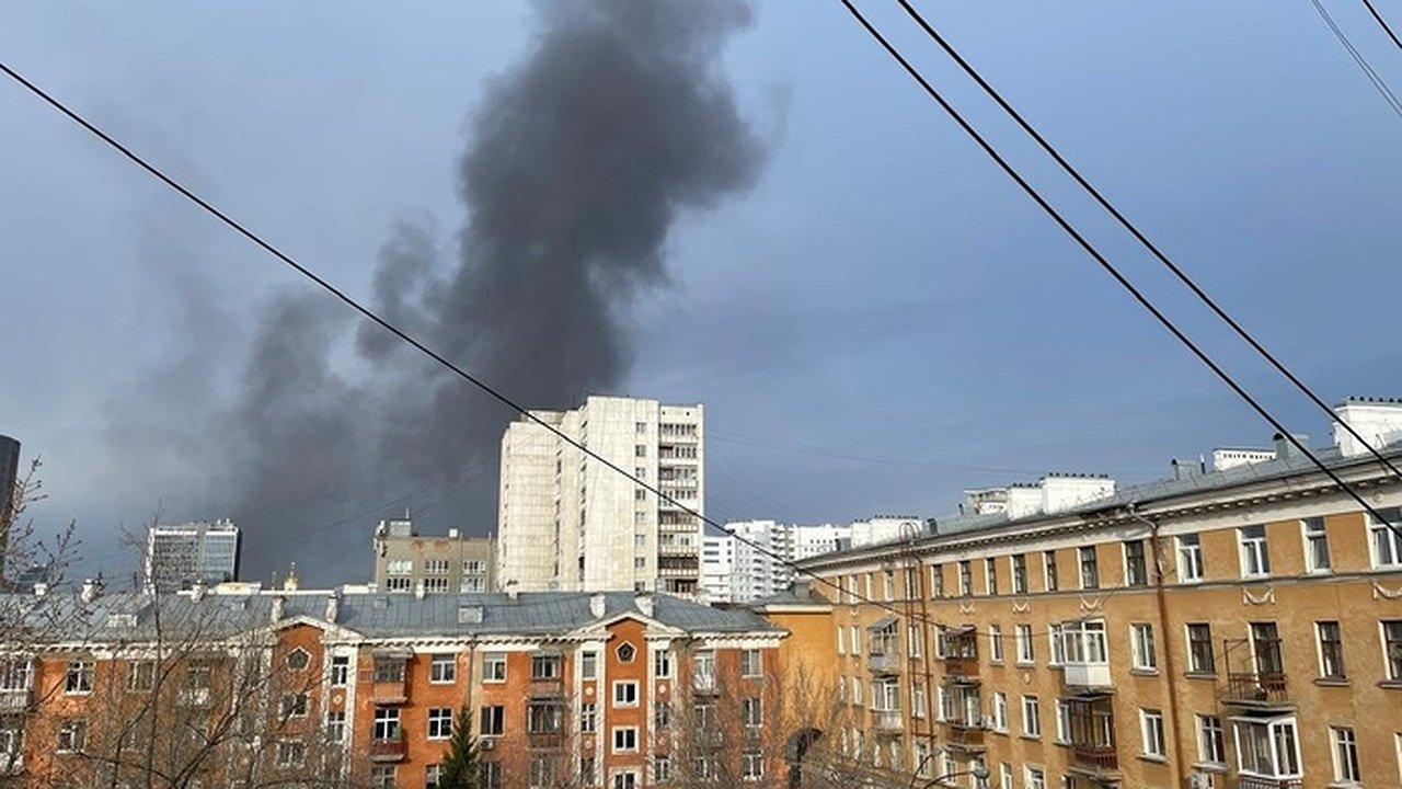 Главная картинка новости: В Екатеринбурге на крыше ТРЦ «Гринвич» вспыхнул пожар