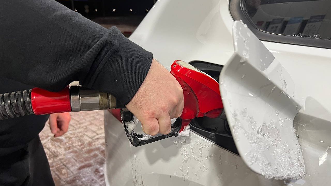 Главная картинка новости: Уже завтра пропадет со всех заправок: водителей ждет неожиданный сюрприз на АЗС