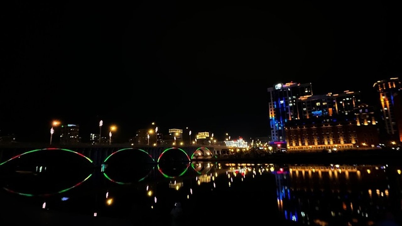 Главная картинка новости: "Это просто подсветка": екатеринбуржцы раскритиковали лазерное шоу на Макаровском мосту