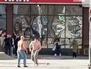 В Екатеринбурге полуголые мужчины устроили потасовку на улице