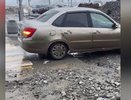 Екатеринбурженка потеряла два колеса из-за выбоины на Режевском тракте
