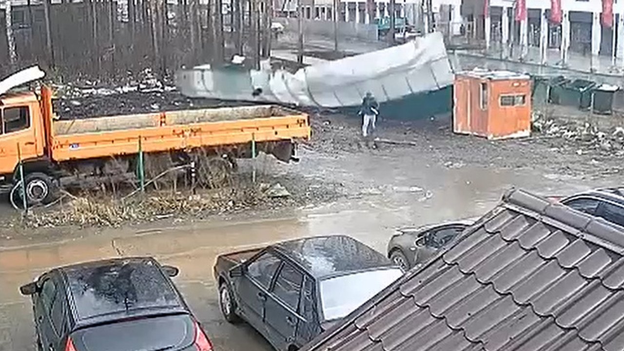 Главная картинка новости: Сильный ветер снёс забор и едва не сбил мужчину в Екатеринбурге