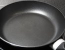 К сковороде больше не пригорает ничего: лайфхак хозяек того времени, который работает безотказно