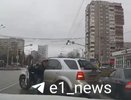 Подрезала, выбежала, пыталась разбить стекло: автохамка устроила погоню в центре Екатеринбурга