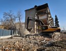 Возле Макаровского моста убирают старую пятиэтажку