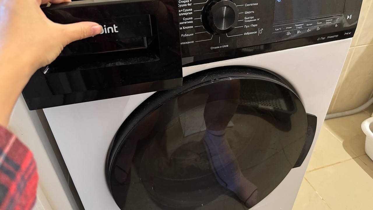 Главная картинка новости: Вот почему в манжете "стиралки" собирается вода: один лайфхак — и проблемы больше нет, вытирать даже не надо