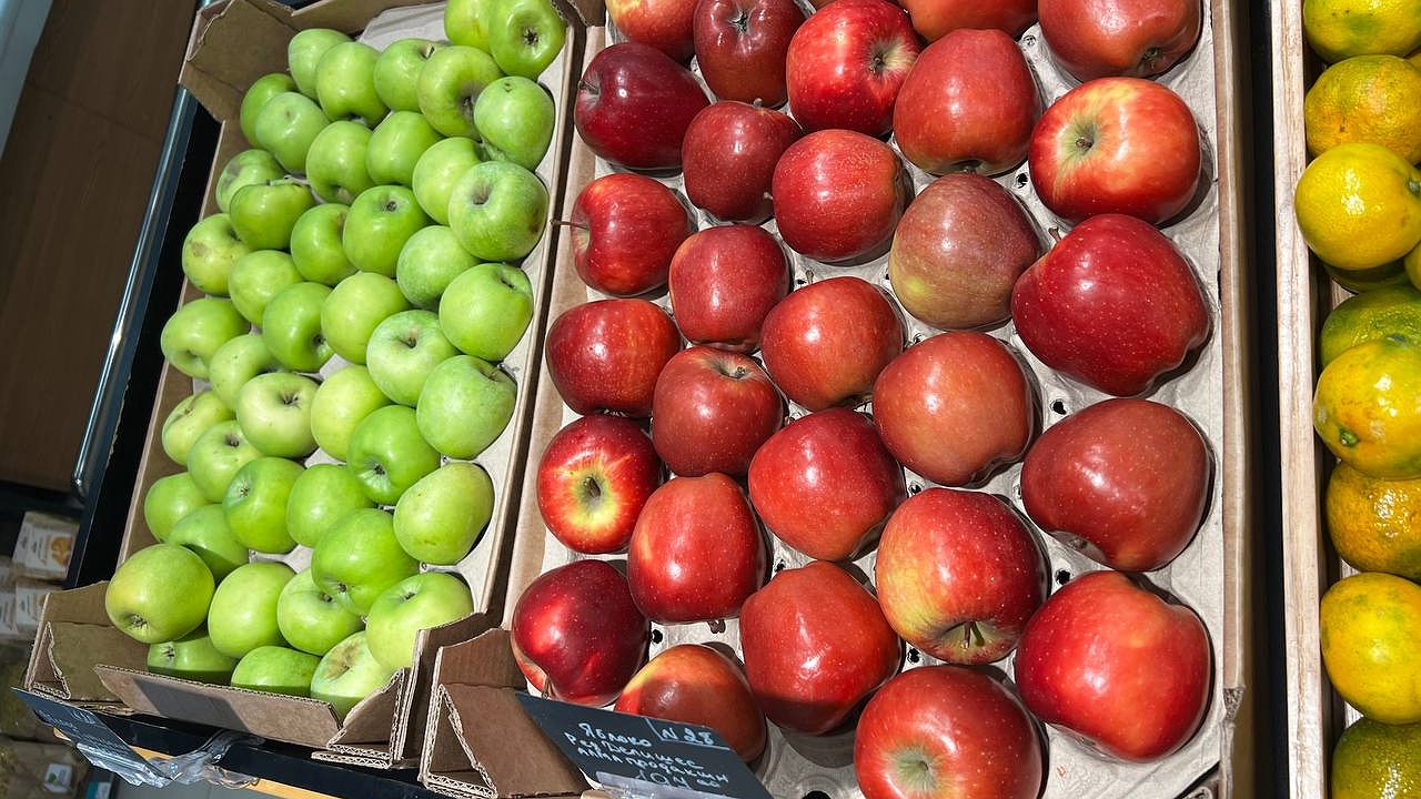 Главная картинка новости: Зарываем это под яблоней — и бед не знаем: собираем шикарный урожай сладких и сочных яблок