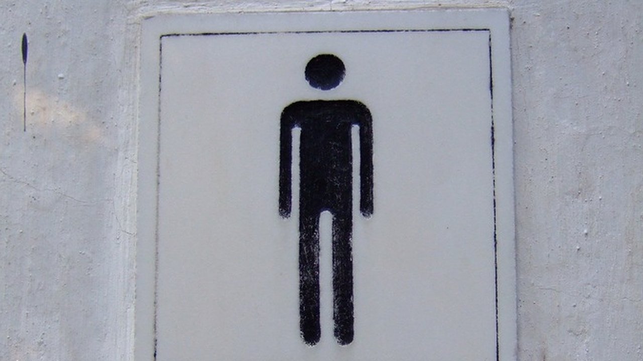 Главная картинка новости: В екатеринбургской школе сняли двери в туалете для мальчиков