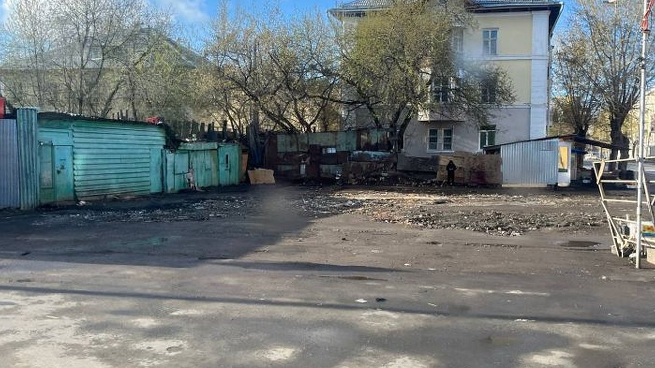 Главная картинка новости: Продолжают торговать: продавцы вернулись на разрушенный рынок в Екатеринбурге