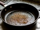 Сковорода будет сиять: как очистить нагар с посуды за 1 час без усилий - неожиданный, но рабочий лайфхак