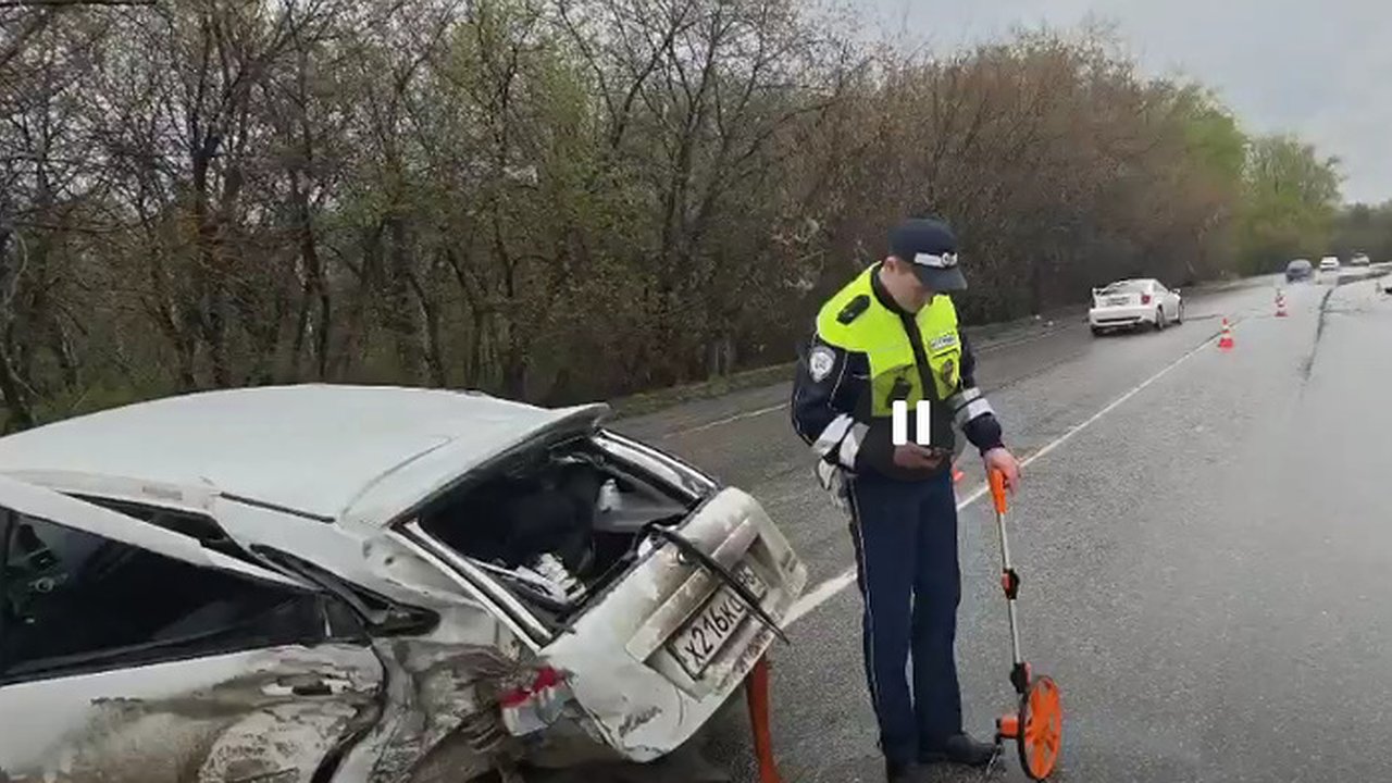 Главная картинка новости: 19-летний водитель на «Ладе» устроил ДТП с двумя девушками-подростками