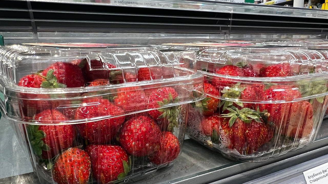 Главная картинка новости: Чтобы было много завязей – строго: смешиваем 2 компонента – и клубника вся в ягодах, плодоносит как одержимая