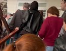 Очереди, скандалы и путаница с записями: екатеринбуржцы штурмуют здание приставов