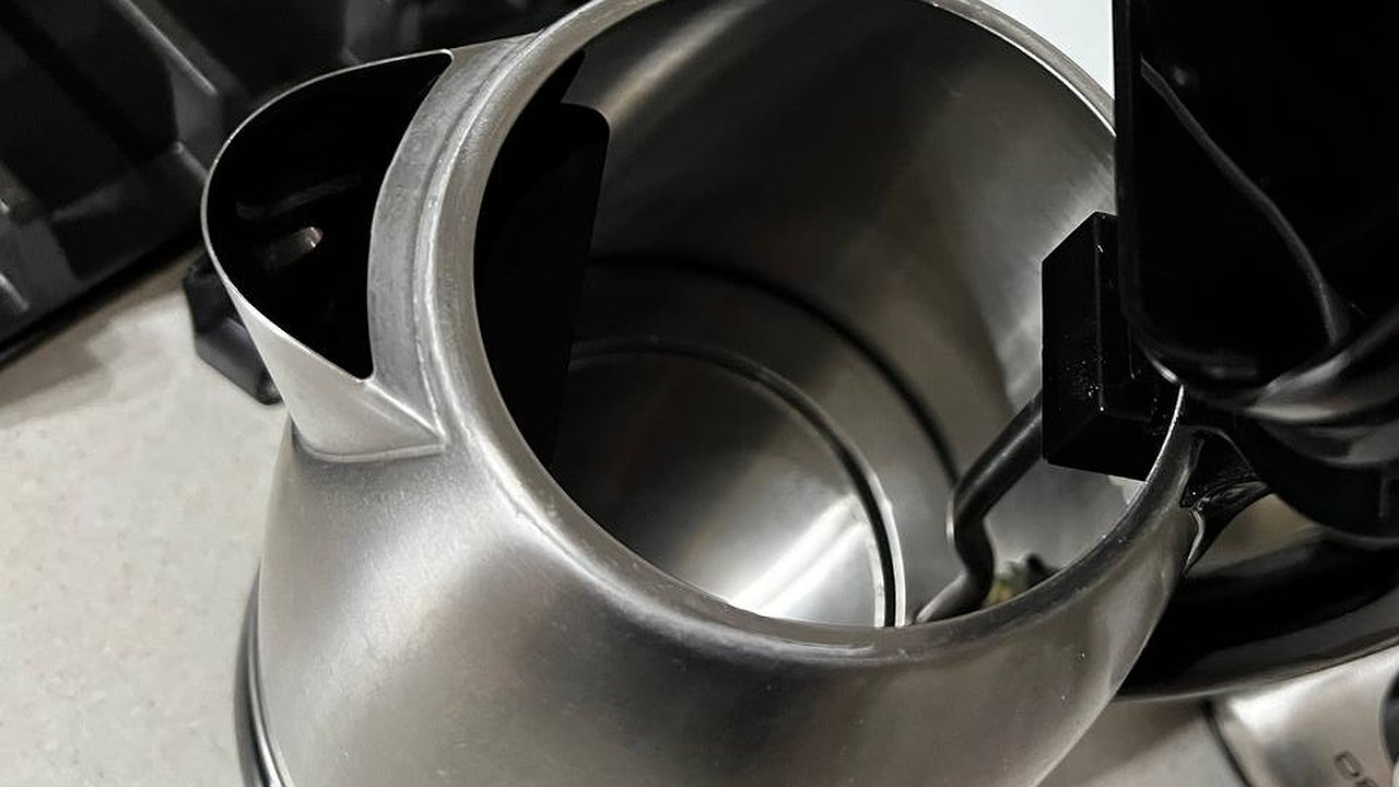 Главная картинка новости: 3 ложки — и чайник сияет как новый: никакого налета и накипи, ослепит чистотой — ничего тереть не придется