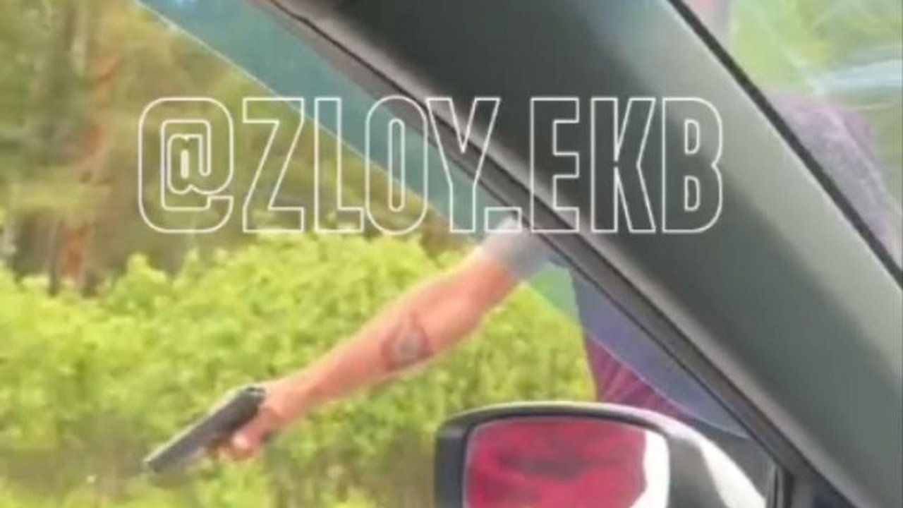 Главная картинка новости: На трассе под Екатеринбургом мужчина с тату ЧВК «Вагнер» устроил стрельбу