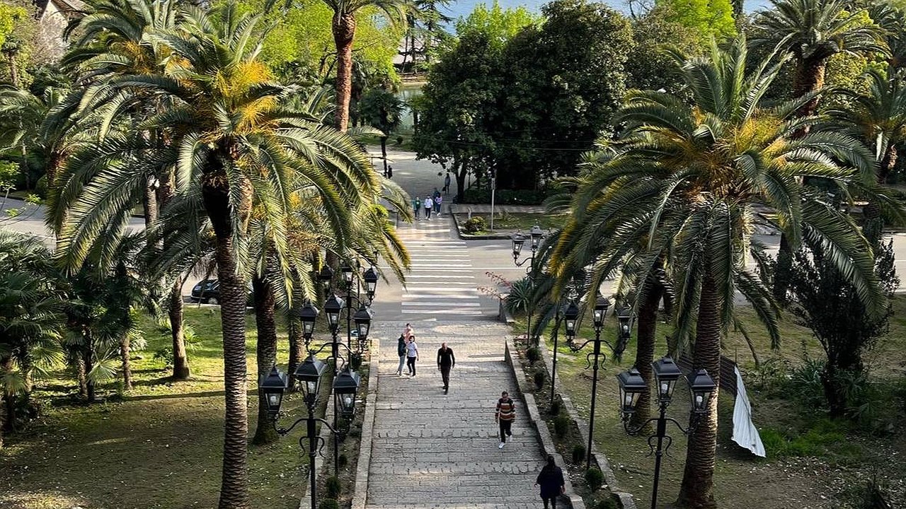 Главная картинка новости: "Злые люди, змеи, грязь и невкусная еда": туристы рассказали о своем разочаровании от визита в Абхазию