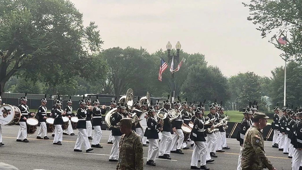 Главная картинка новости: Танки, скандалы и пустые трибуны: в сети опубликовали кадры юбилейного парада армии США