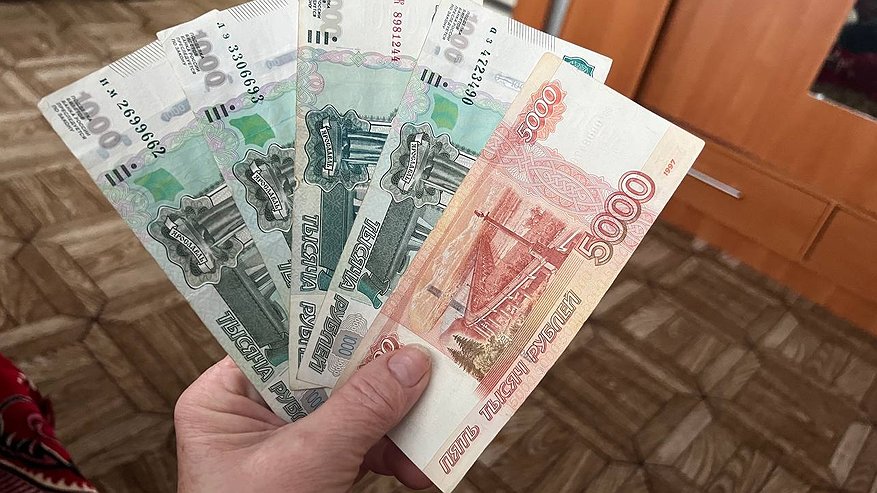 Главная картинка новости: Россиянам в июне выплатят три раза по 10 000 рублей от СФР. Названа дата прихода денег на карту