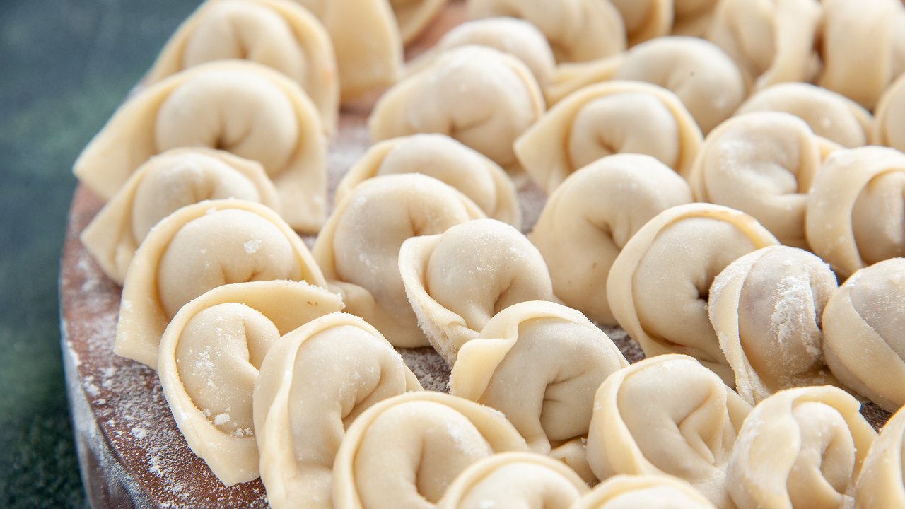 Главная картинка новости: Пельмени без сюрпризов: Роскачество назвало марки, в которых действительно одно мясо