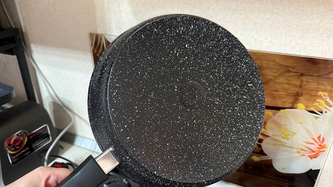 Главная картинка новости: Засовываю сковородку в пакет, и многолетний нагар исчезает за минуту: покупать новую теперь не нужно