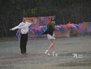 Танцы под ливнем: выпускники Екатеринбурга не дали грозе испортить праздник