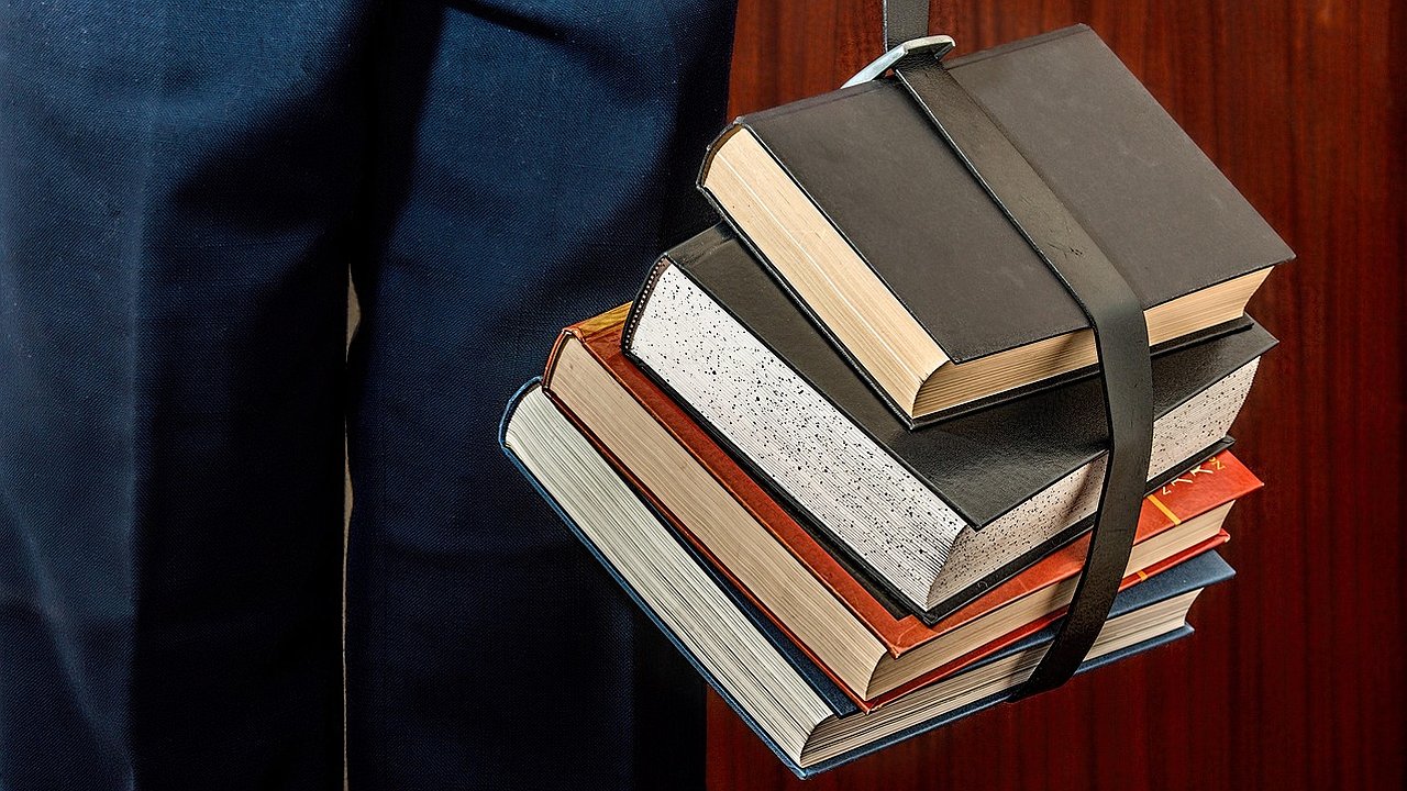 Главная картинка новости: В Екатеринбурге выпускникам гимназии № 35 выдали аттестаты с грубой опечаткой