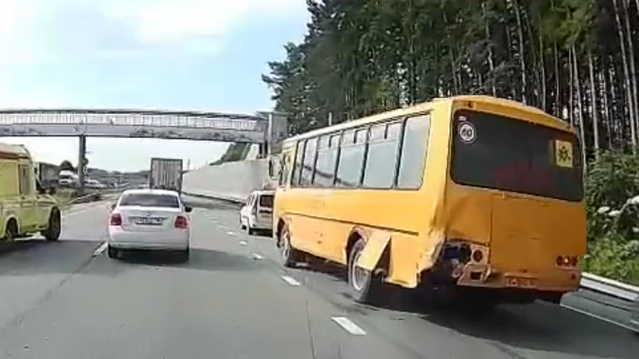 Главная картинка новости: На ЕКАД Mazda врезалась в детский автобус