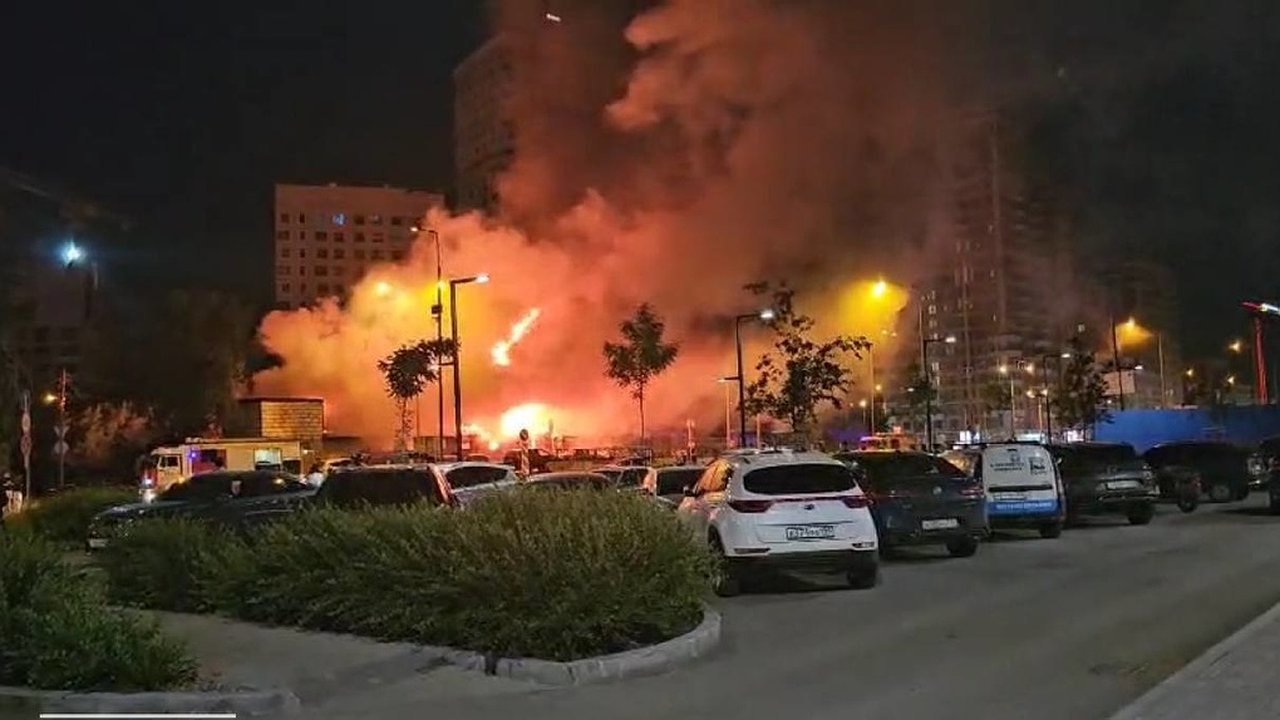 Главная картинка новости: В Екатеринбурге сгорел автосервис