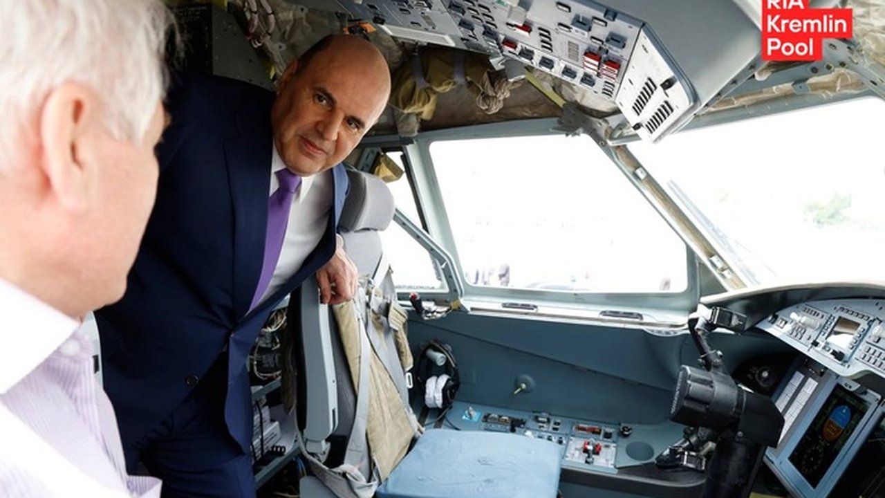 Главная картинка новости: На «Иннопром» прилетел обновлённый Ил-114-300: премьеру Мишустину показали новый региональный самолёт