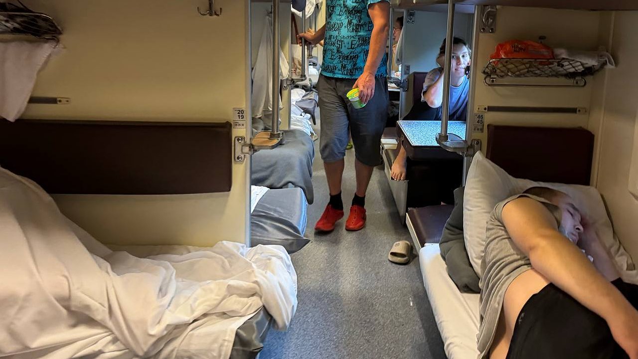 Главная картинка новости: «Это мое место»: что делать, если сосед требует уступить нижнюю полку в поезде - ответ проводника удивил