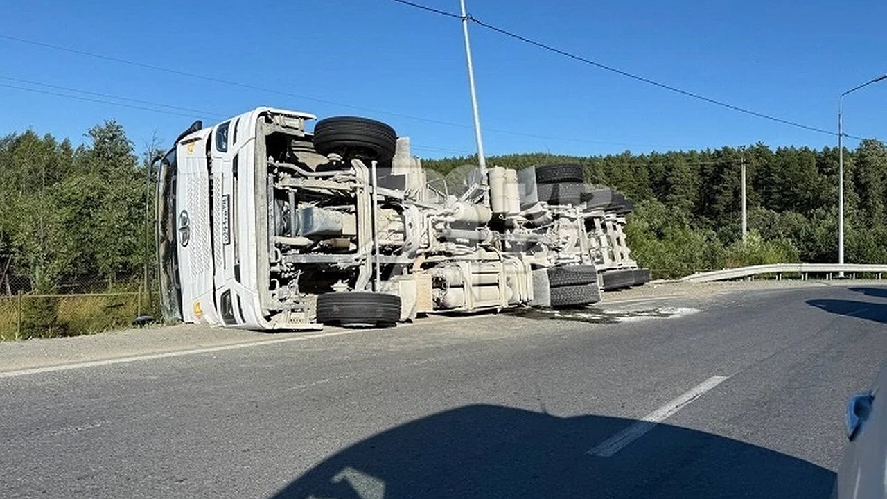 Главная картинка новости: Фура перевернулась на трассе М-5 под Сысертью: грузовик снёс отбойник и лёг на бок