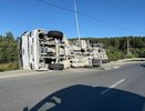 Фура перевернулась на трассе М-5 под Сысертью: грузовик снёс отбойник и лёг на бок