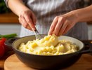 2 ингредиента в кастрюлю при варке - и картофельное пюре превратится в настоящий кулинарный шедевр: гости будут молить о добавке