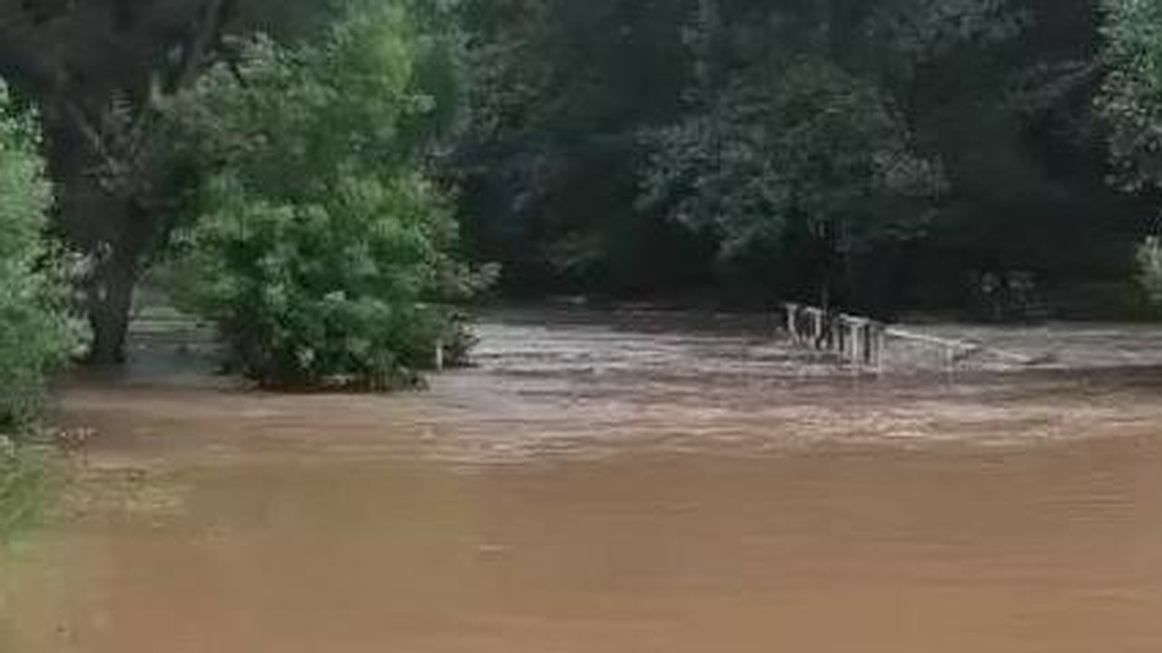 Главная картинка новости: Ливни отрезали Калугу от мира: улицы ушли под воду, людей эвакуируют