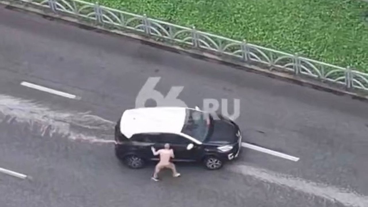 Главная картинка новости: Без штанов и тормозов: в центре Екатеринбурга мужчина бросался на машины и залезал в салон на ходу