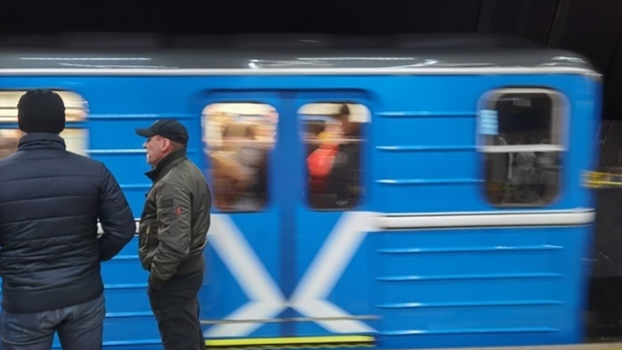 Главная картинка новости: В метро Екатеринбурга двери вагона зажали голову ребёнка