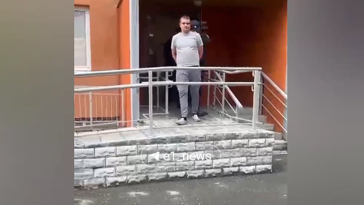 Главная картинка новости: В Екатеринбурге мужчина два дня подряд громил машины соседей и порезал им колёса