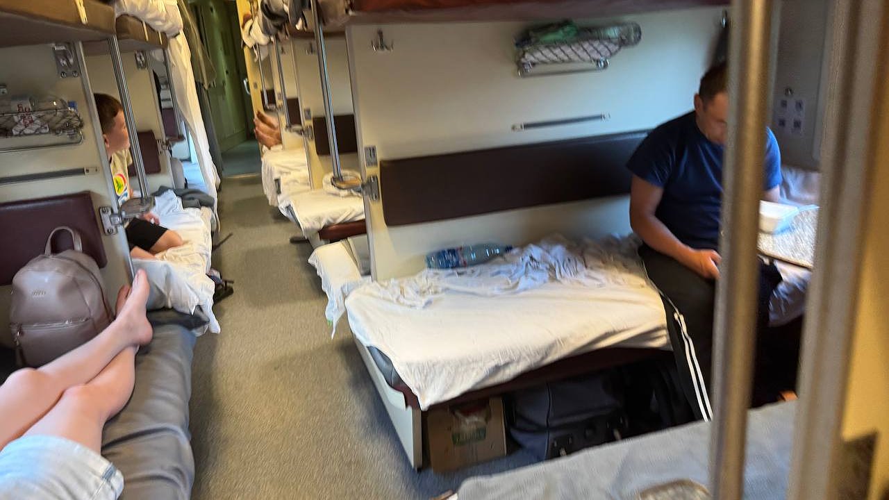 Главная картинка новости: Всегда покупаю 38-ое место в поезде: продвинутые путешественники поделились лайфхаком - почему многие выбирают верхнюю боковую у туалета